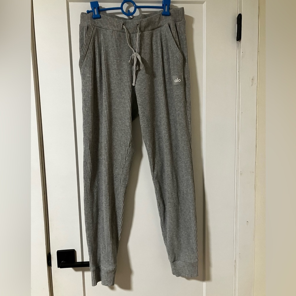 Alo Muse Sweatpants - Picture 2 of 5